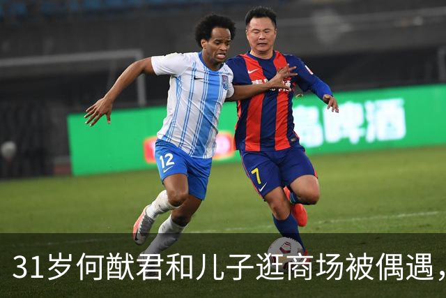 31岁何猷君和儿子逛商场被偶遇，儿子好像妈